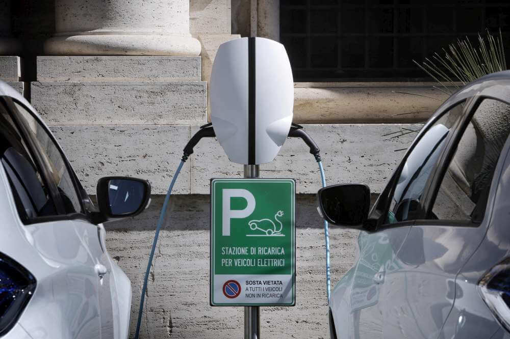 Prise ou voiture électrique, dans quel ordre doit-on se brancher pour  recharger ?